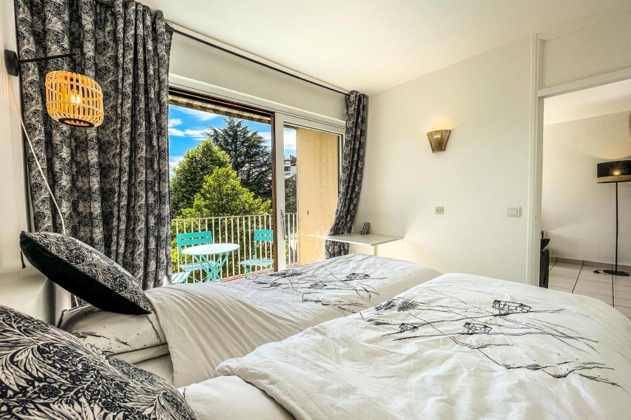 1 Bedroom With Balcony Apartment *